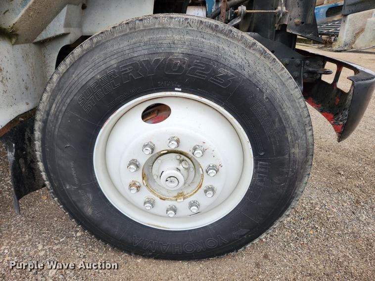 image for item JB9521 1995 International 4900  flatbed truck