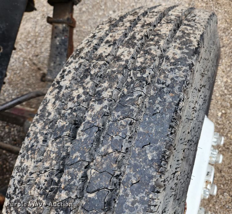 image for item JB9521 1995 International 4900  flatbed truck