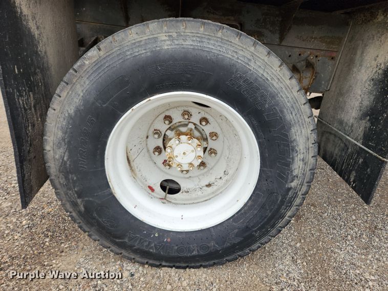 image for item JB9521 1995 International 4900  flatbed truck