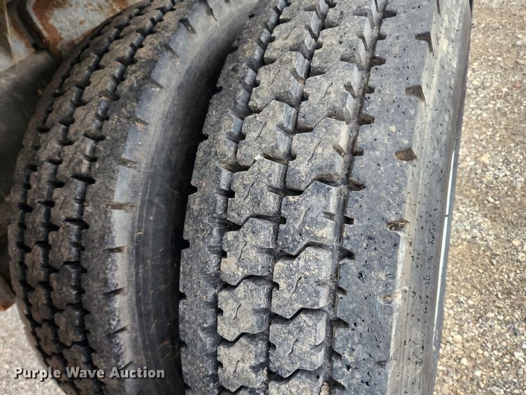 image for item JB9521 1995 International 4900  flatbed truck