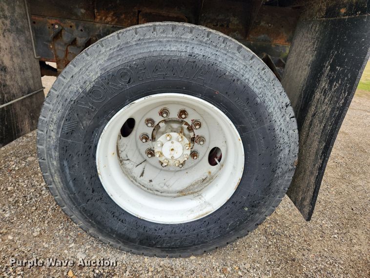 image for item JB9521 1995 International 4900  flatbed truck