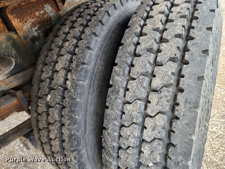 image for item JB9521 1995 International 4900  flatbed truck