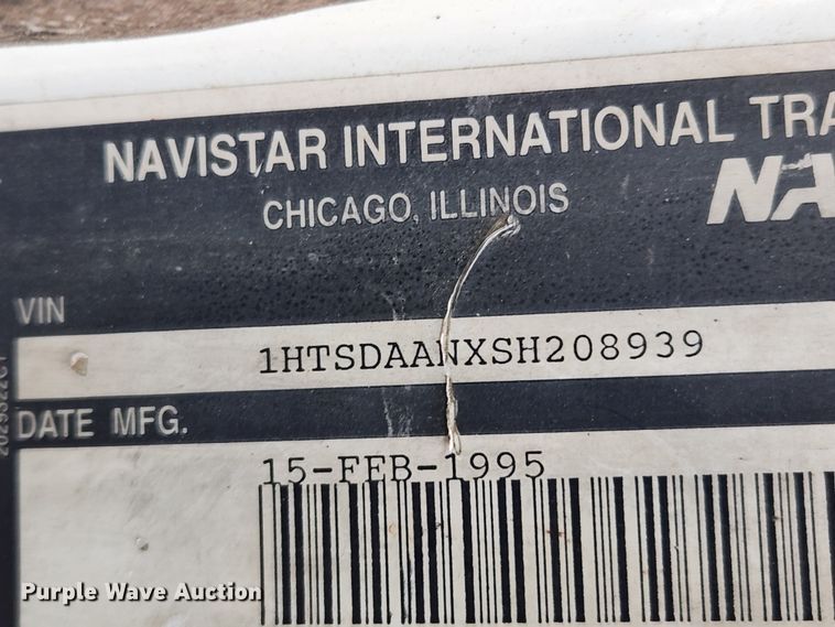 image for item JB9521 1995 International 4900  flatbed truck