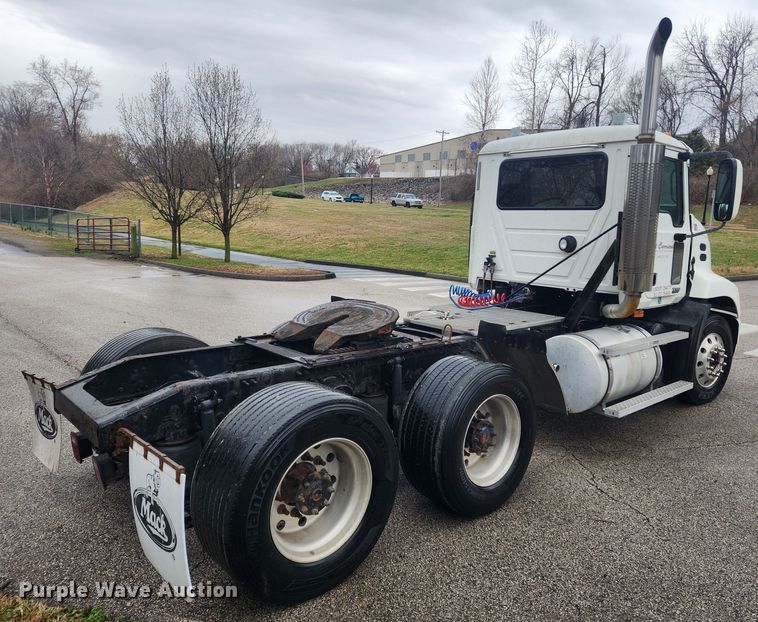 image for item JB9528 2006 Mack CXN Vision  semi truck