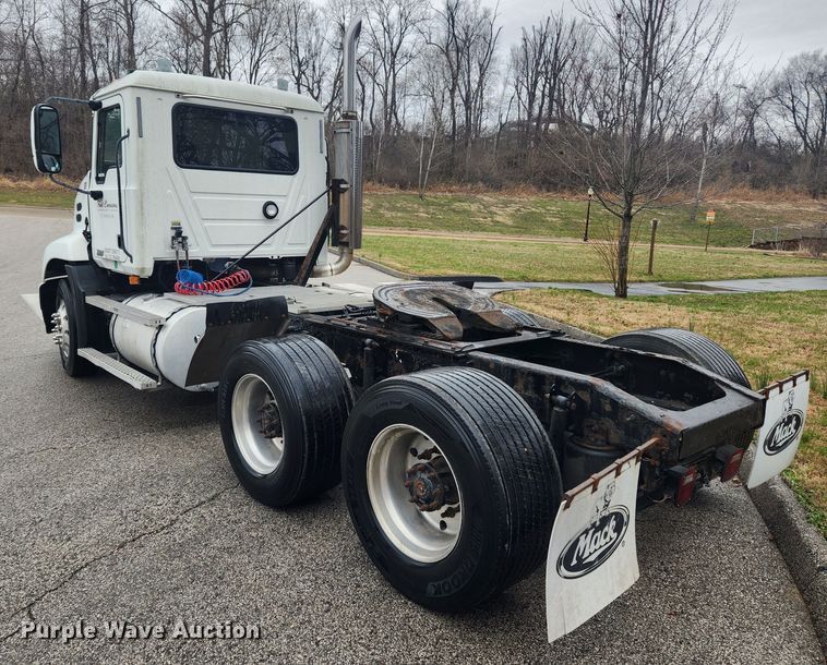 image for item JB9528 2006 Mack CXN Vision  semi truck