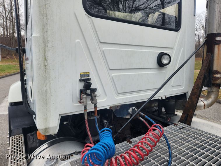 image for item JB9528 2006 Mack CXN Vision  semi truck