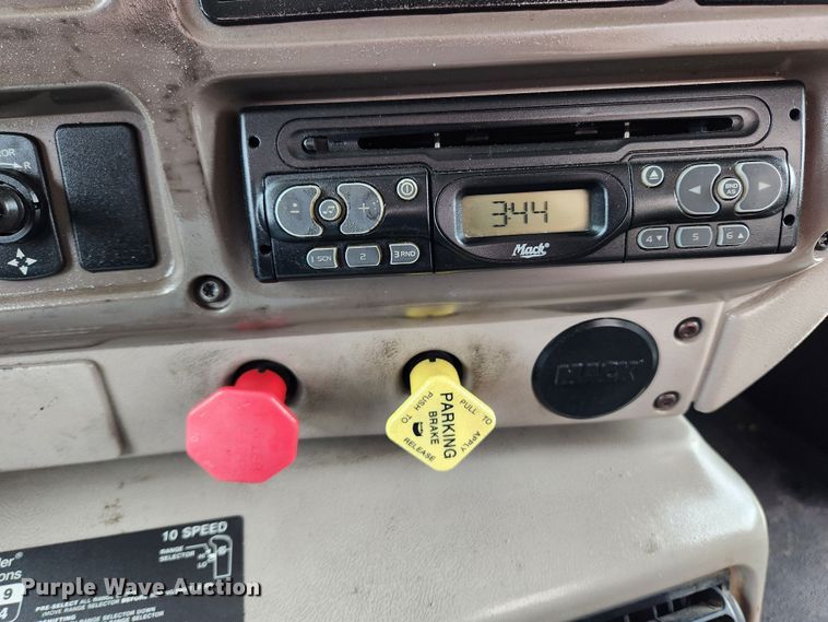 image for item JB9528 2006 Mack CXN Vision  semi truck