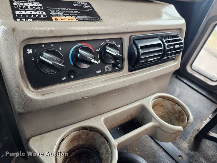 image for item JB9528 2006 Mack CXN Vision  semi truck