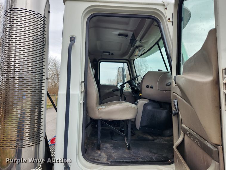 image for item JB9528 2006 Mack CXN Vision  semi truck