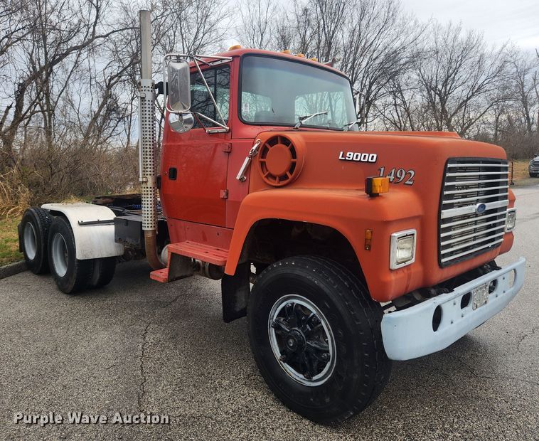 image for item JB9531 1992 Ford L9000  semi truck