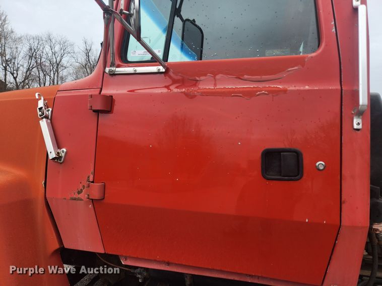 image for item JB9531 1992 Ford L9000  semi truck