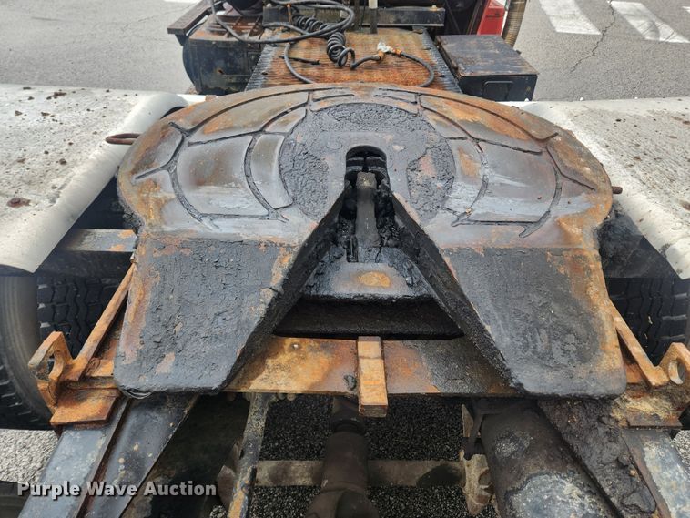 image for item JB9531 1992 Ford L9000  semi truck