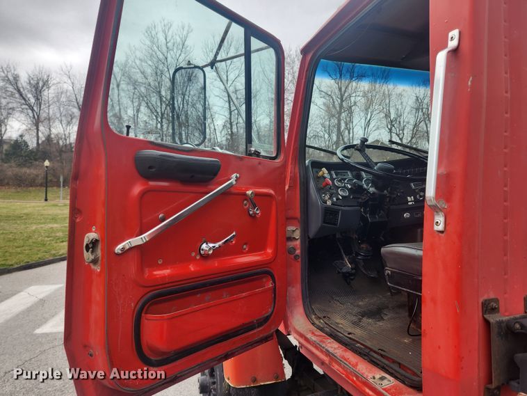 image for item JB9531 1992 Ford L9000  semi truck