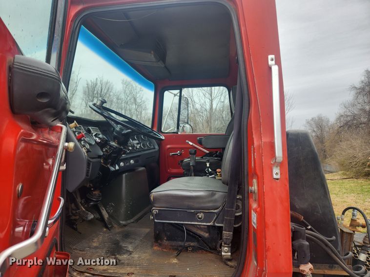 image for item JB9531 1992 Ford L9000  semi truck