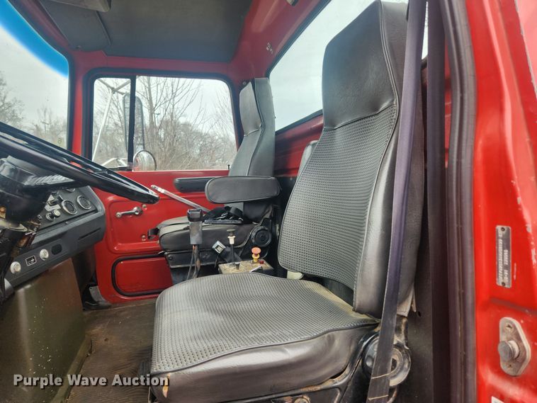 image for item JB9531 1992 Ford L9000  semi truck