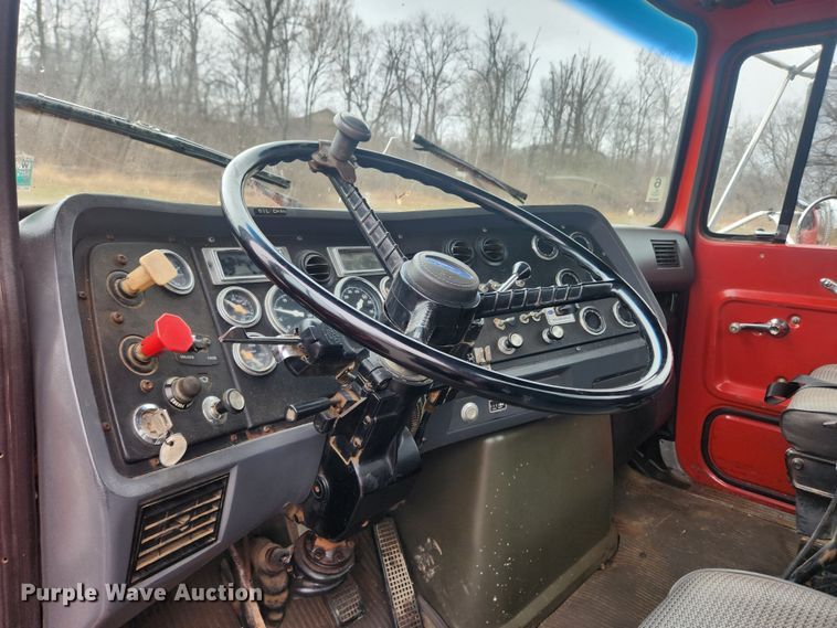 image for item JB9531 1992 Ford L9000  semi truck