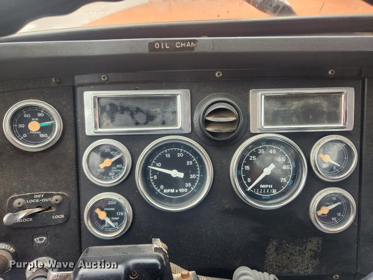 image for item JB9531 1992 Ford L9000  semi truck