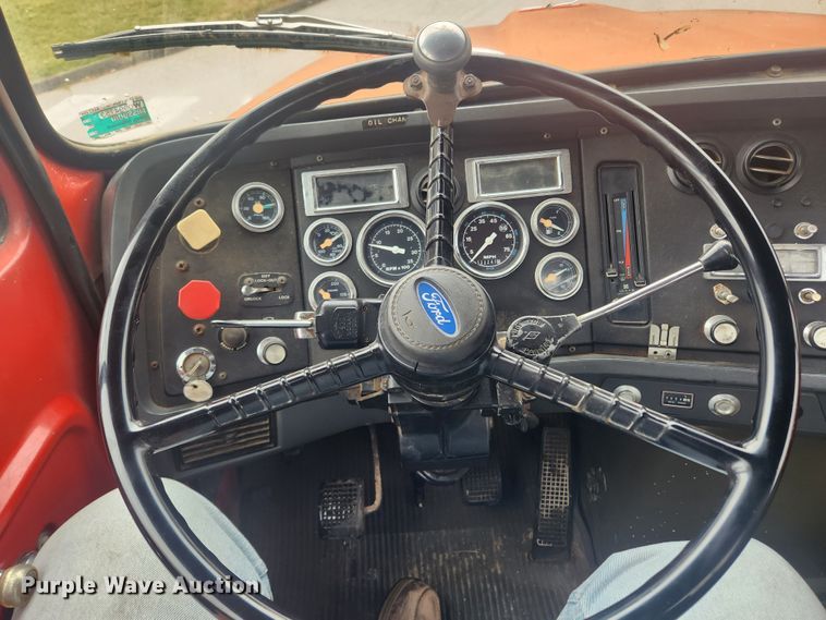 image for item JB9531 1992 Ford L9000  semi truck