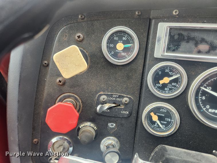 image for item JB9531 1992 Ford L9000  semi truck