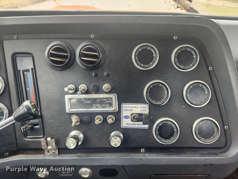 image for item JB9531 1992 Ford L9000  semi truck