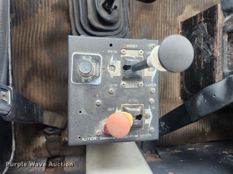 image for item JB9531 1992 Ford L9000  semi truck