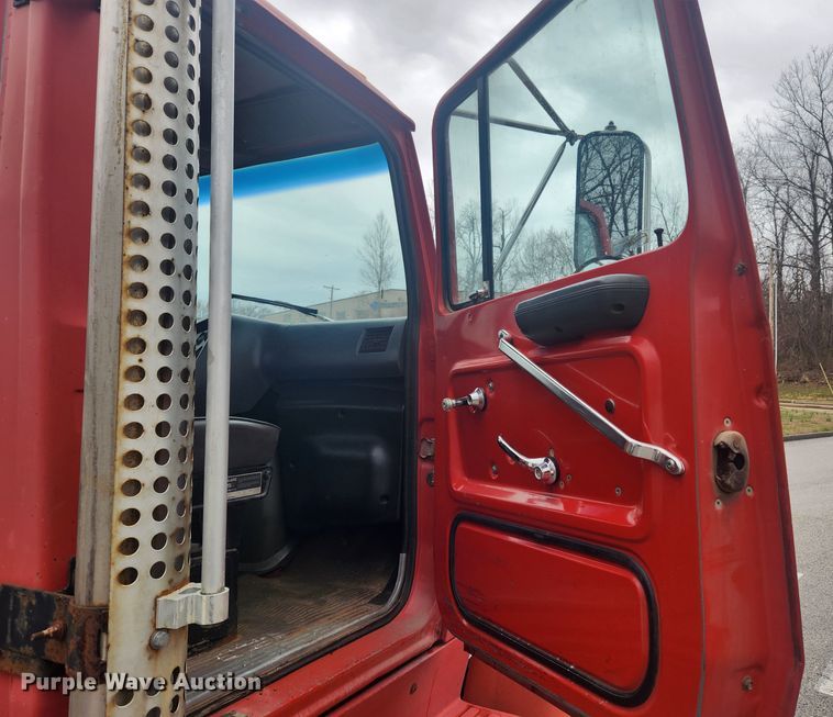 image for item JB9531 1992 Ford L9000  semi truck