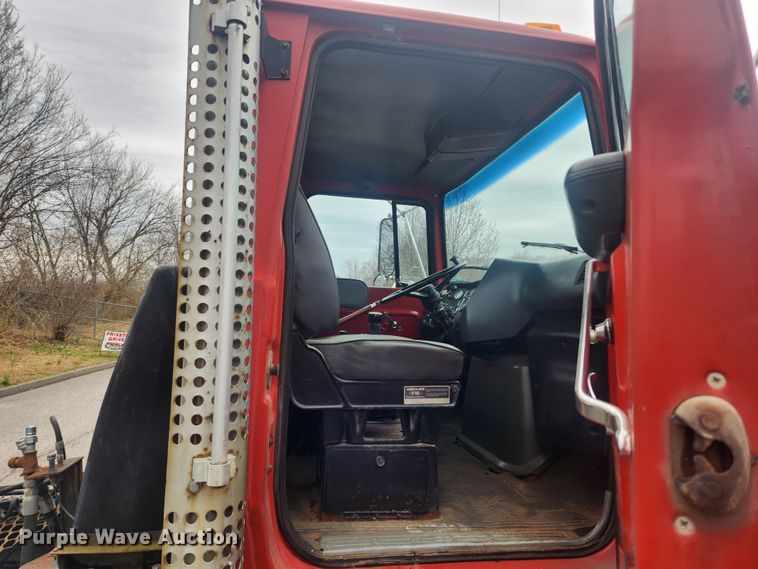 image for item JB9531 1992 Ford L9000  semi truck