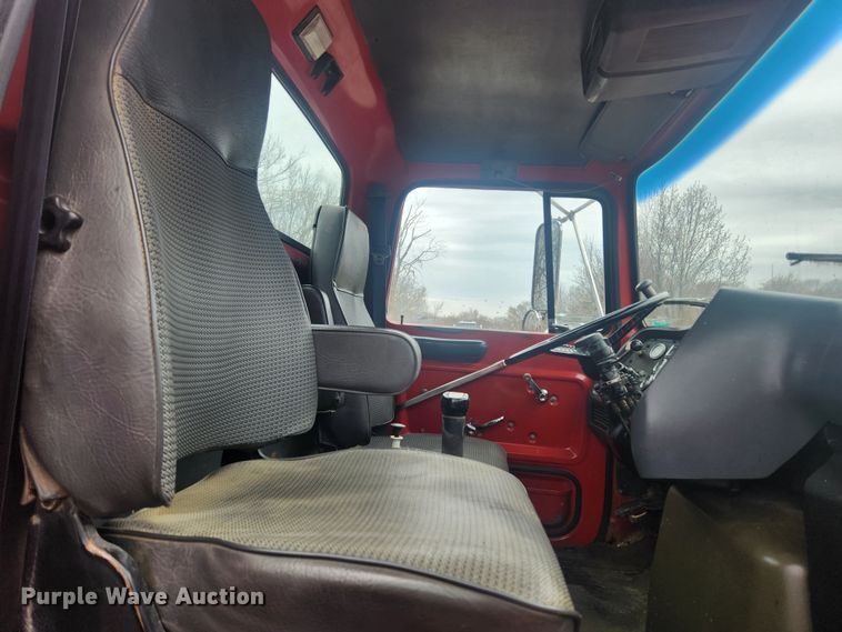 image for item JB9531 1992 Ford L9000  semi truck