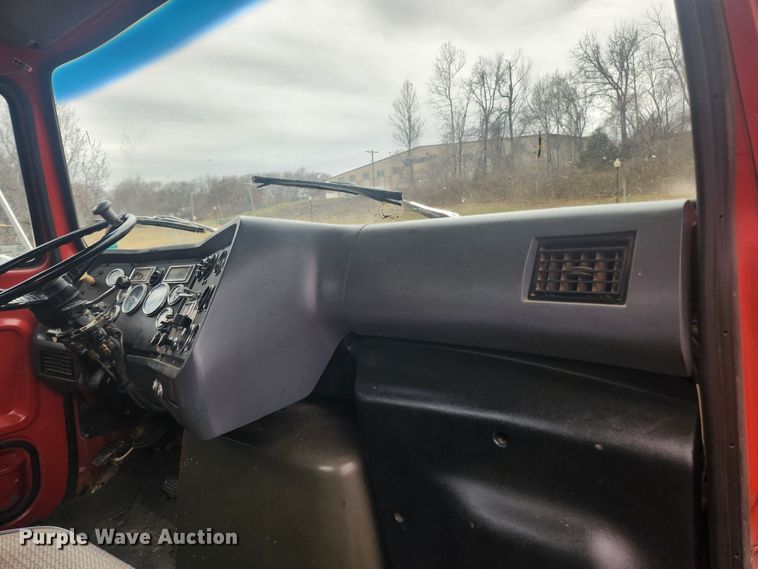 image for item JB9531 1992 Ford L9000  semi truck