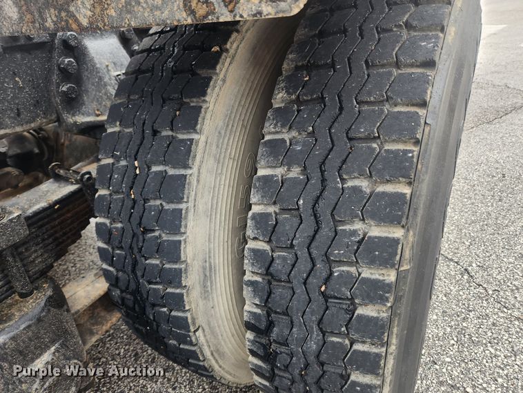 image for item JB9531 1992 Ford L9000  semi truck