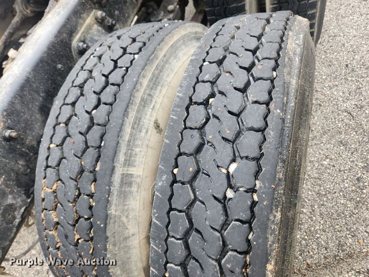 image for item JB9531 1992 Ford L9000  semi truck