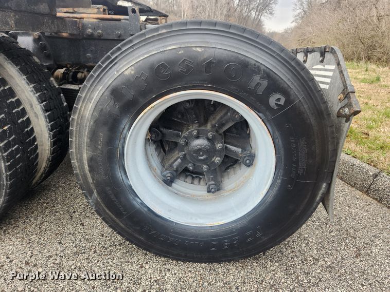 image for item JB9531 1992 Ford L9000  semi truck