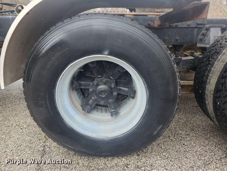 image for item JB9531 1992 Ford L9000  semi truck