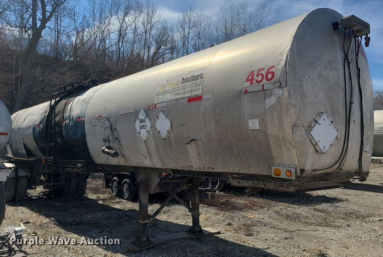 image for item JG9371 1971 Fruehauf  tank trailer