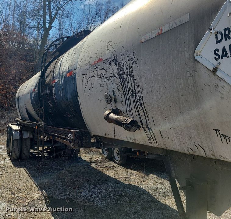 image for item JG9371 1971 Fruehauf  tank trailer