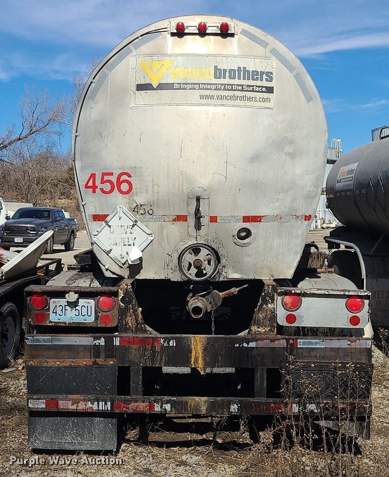 image for item JG9371 1971 Fruehauf  tank trailer