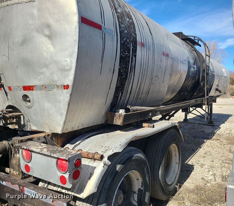 image for item JG9371 1971 Fruehauf  tank trailer