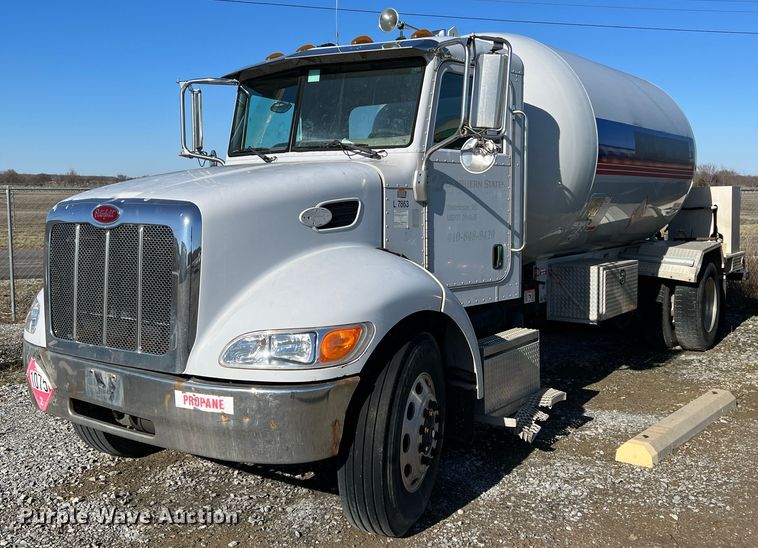 image for item KR9556 2007 Peterbilt 335  truck cab and chassis