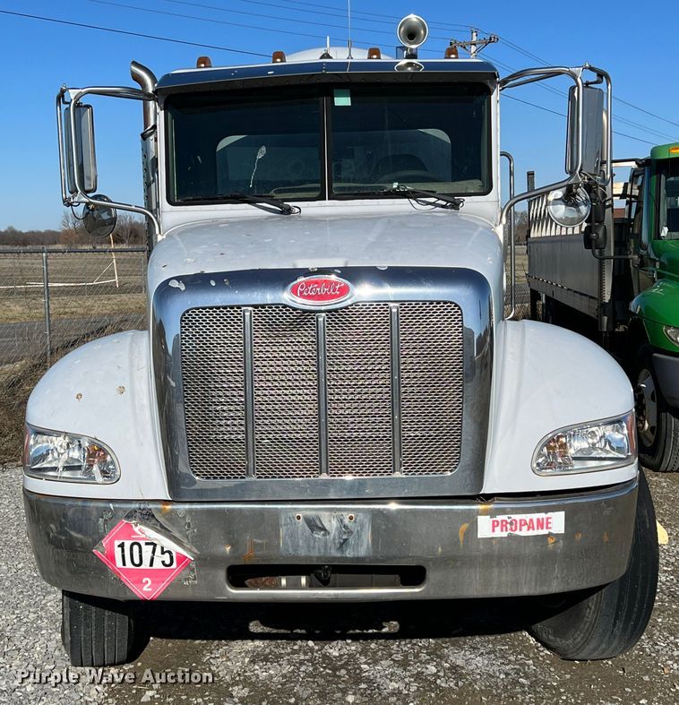 image for item KR9556 2007 Peterbilt 335  truck cab and chassis