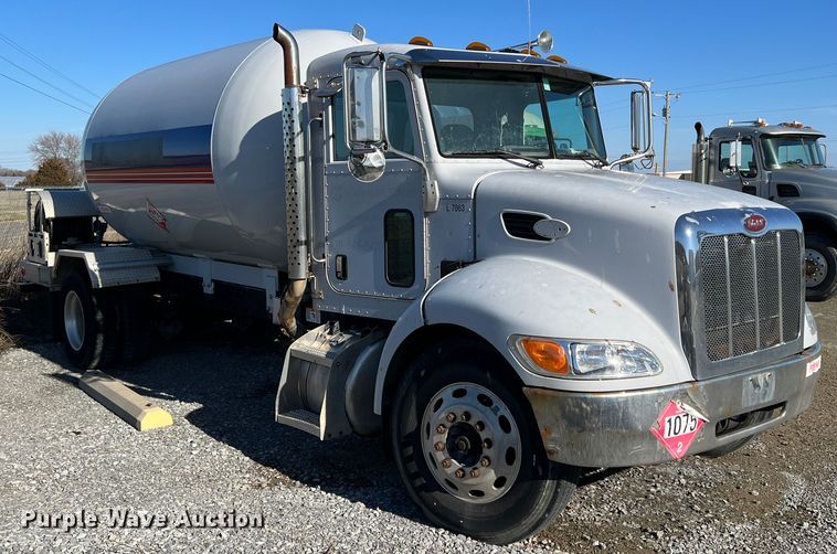 image for item KR9556 2007 Peterbilt 335  truck cab and chassis