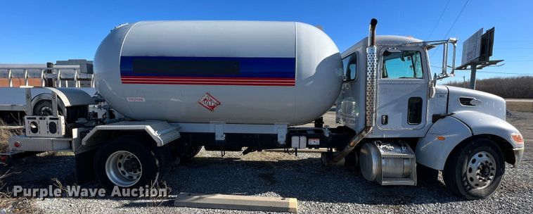 image for item KR9556 2007 Peterbilt 335  truck cab and chassis