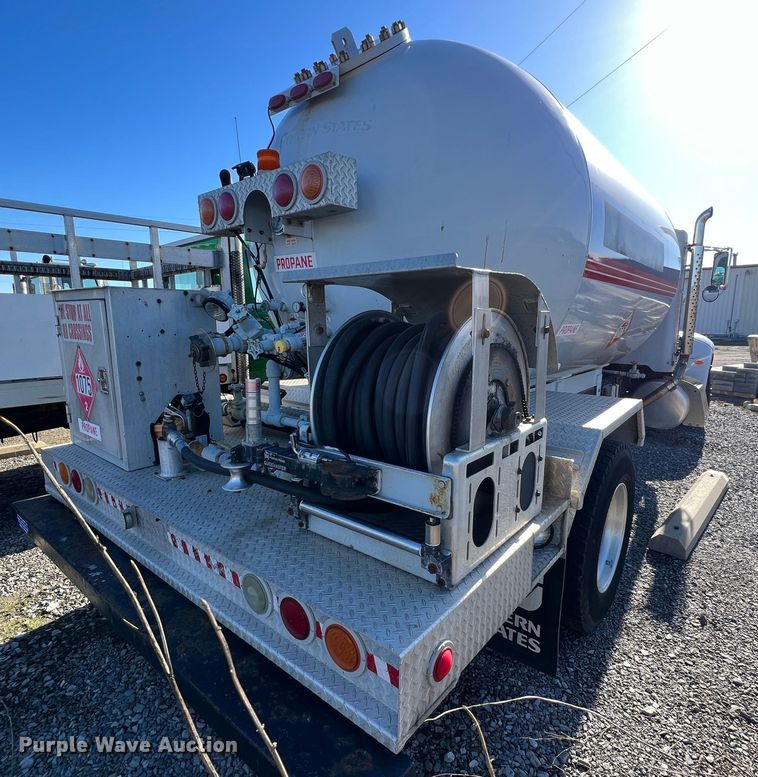 image for item KR9556 2007 Peterbilt 335  truck cab and chassis