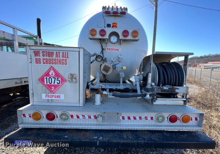 image for item KR9556 2007 Peterbilt 335  truck cab and chassis