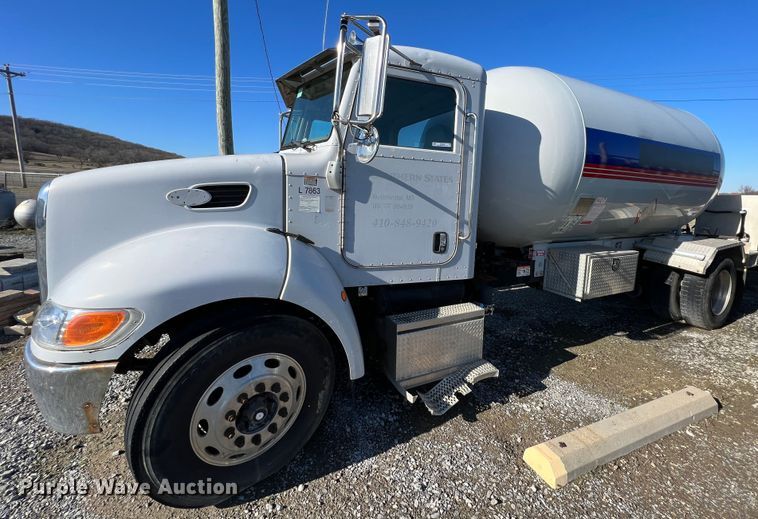 image for item KR9556 2007 Peterbilt 335  truck cab and chassis