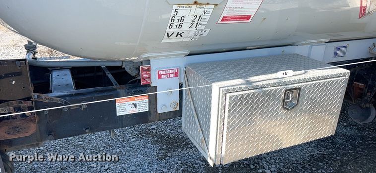 image for item KR9556 2007 Peterbilt 335  truck cab and chassis