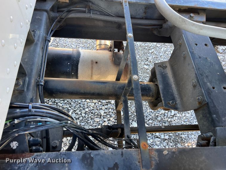 image for item KR9556 2007 Peterbilt 335  truck cab and chassis