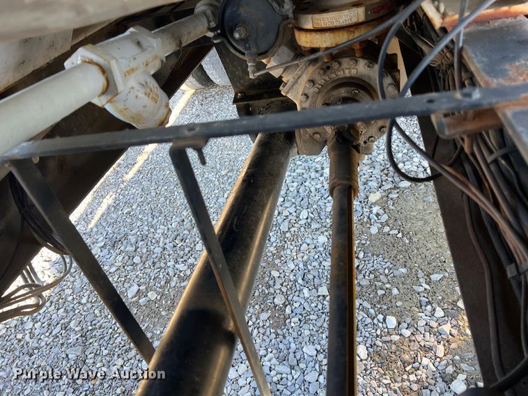 image for item KR9556 2007 Peterbilt 335  truck cab and chassis