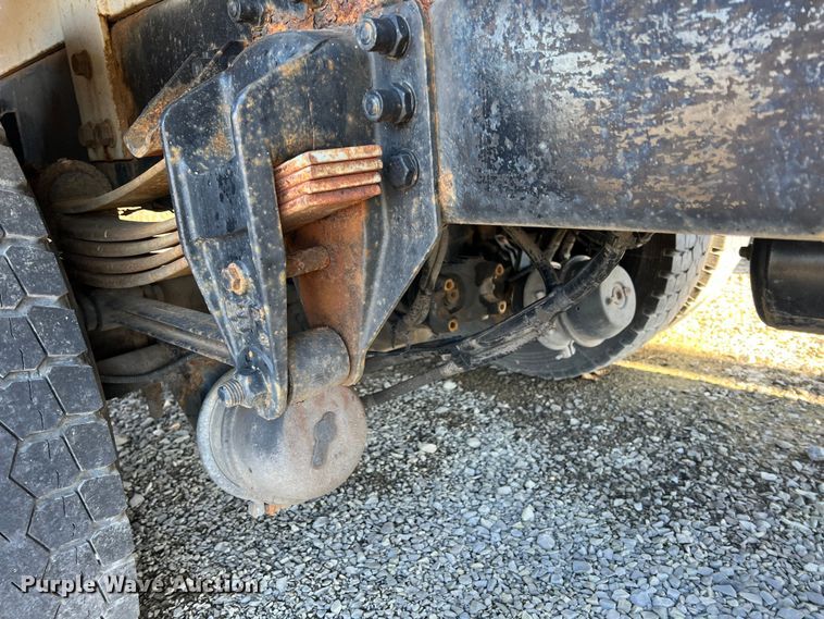 image for item KR9556 2007 Peterbilt 335  truck cab and chassis