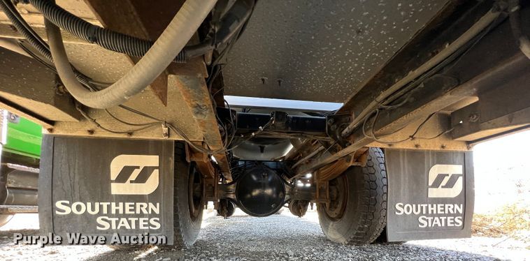 image for item KR9556 2007 Peterbilt 335  truck cab and chassis