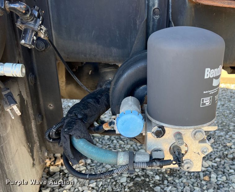 image for item KR9556 2007 Peterbilt 335  truck cab and chassis